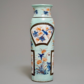 Un vase de forme rouleau en porcelaine de Chine surdécoré en Europe, époque Transition